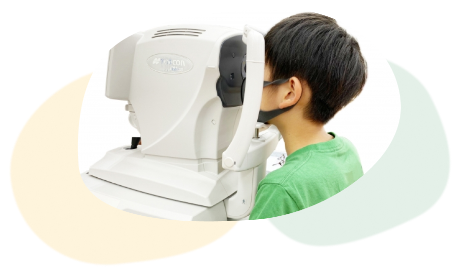 視力検査を受けるお子さま